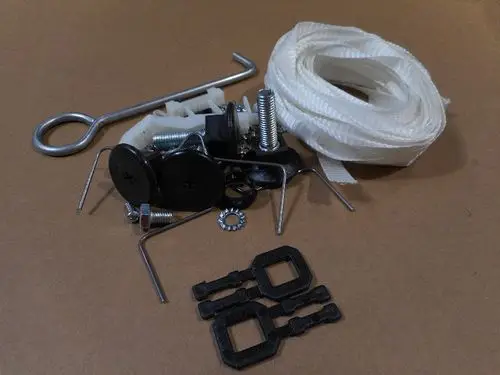 Zubehörset mit Schrauben, Riegeln und Halterungen, geeignet für Remeha Produkte. Enthält verschiedene Metall- und Kunststoffteile zur Befestigung.